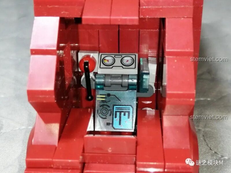 Khoang lái bên trong xe tải Iron Man Di Động LW Building Blocks 2038, chi tiết bảng điều khiển