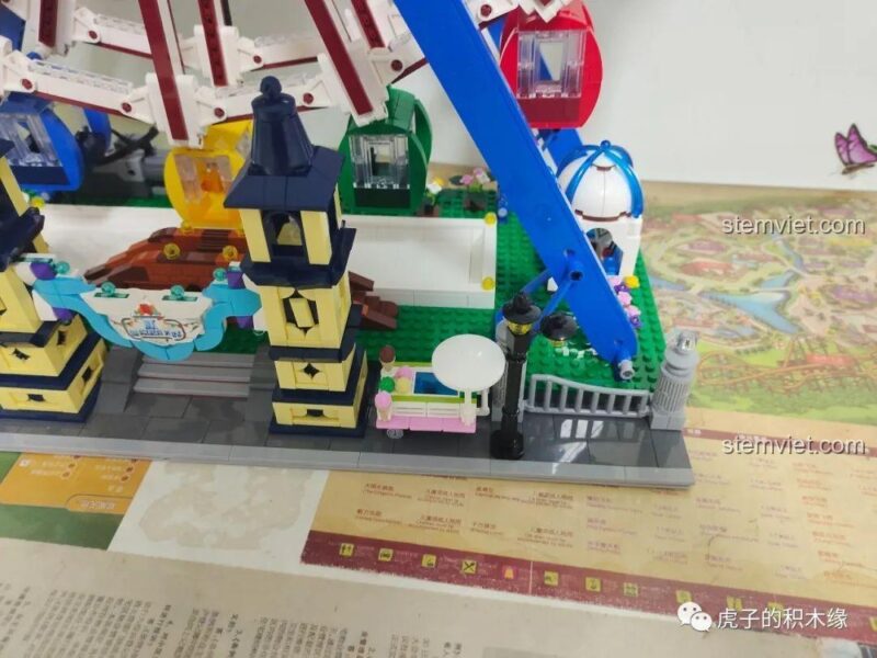 Chi tiết phần đế của mô hình Vòng Quay Khổng Lồ Mould King 11006, với các tiểu cảnh trang trí như ghế đá và đèn đường, bộ đồ chơi Vòng Quay Khổng Lồ.