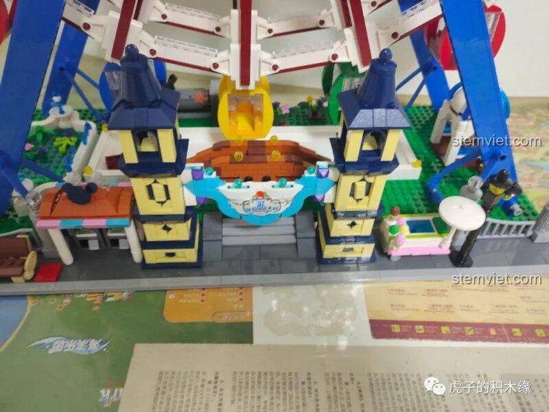 Cổng vào của Vòng Quay Khổng Lồ Mould King 11006 với các tháp nhỏ và bảng hiệu, tạo cảm giác như một công viên giải trí thu nhỏ, đồ chơi lắp ghép Mould King.