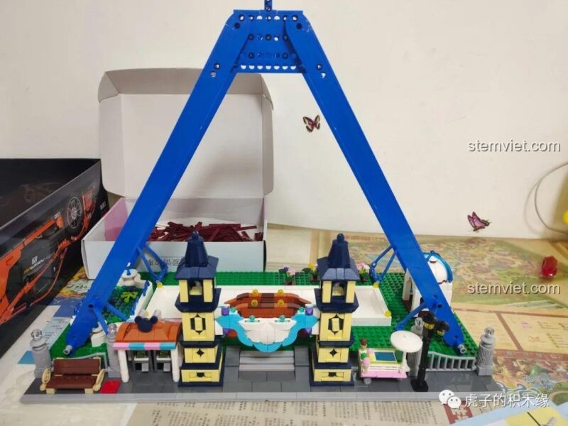 Khung chính màu xanh dương của mô hình Vòng Quay Khổng Lồ Mould King 11006 đang được dựng lên, thể hiện quy mô lớn của công trình, đồ chơi mô hình 006.