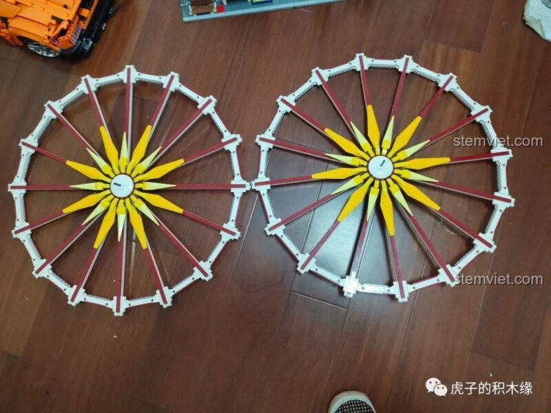Các vòng ngoài của bánh xe Vòng Quay Khổng Lồ Mould King 11006 đã được lắp ráp, tạo nên cấu trúc vững chắc cho mô hình, đồ chơi lắp ráp 11006.
