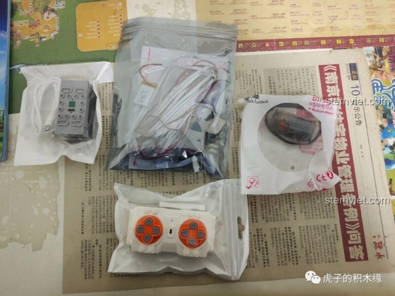 Các bộ phận điện tử bao gồm động cơ, pin lithium, điều khiển từ xa và khối nhạc của bộ đồ chơi Mould King 11006 Vòng Quay Khổng Lồ, mang lại trải nghiệm tương tác.