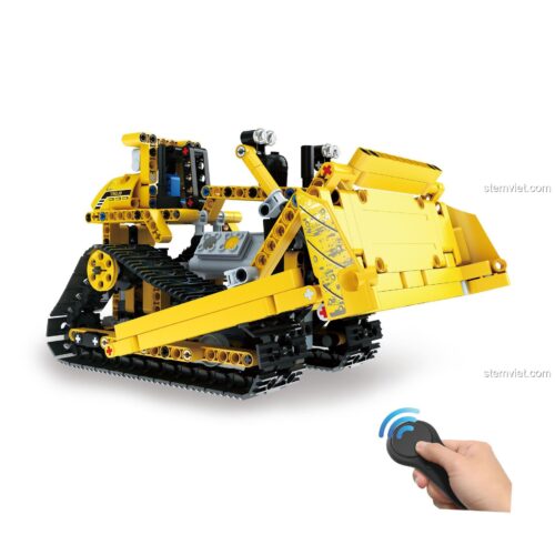 Mô hình xe ủi công trình Mould King 13015 đang được điều khiển từ xa, thể hiện khả năng di chuyển linh hoạt.