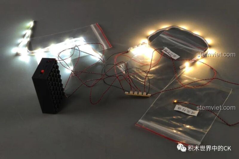 Hệ thống đèn LED được kết nối và bật sáng, sẵn sàng để lắp vào mô hình Tòa nhà Phố Cổ 16005.