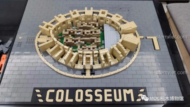Mô hình Đấu trường Flavian Mould King 22002 đang được lắp ráp với biển tên 'COLOSSEUM'.