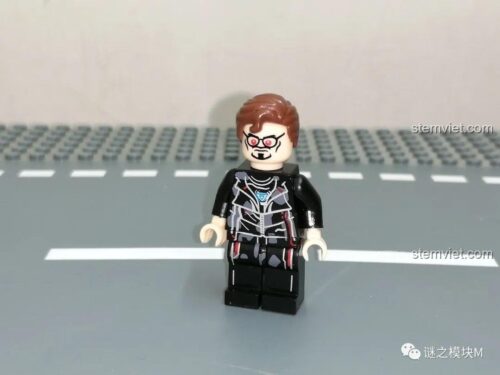 Mô hình robot trợ lý của Tony Stark trong bộ xếp hình OBM 99586.