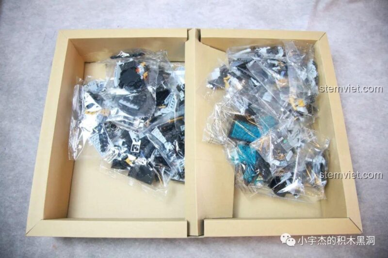 Mặt sau hộp đồ chơi mô hình Panlos Brick 611015 mô tả các khớp cử động và chi tiết của Khủng Long Máy.