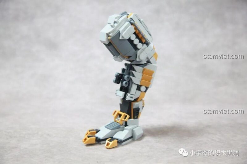 Lắp ráp phần chi trước với các móng vuốt sắc nhọn của Robot Khủng Long Allosaurus Panlos Brick.