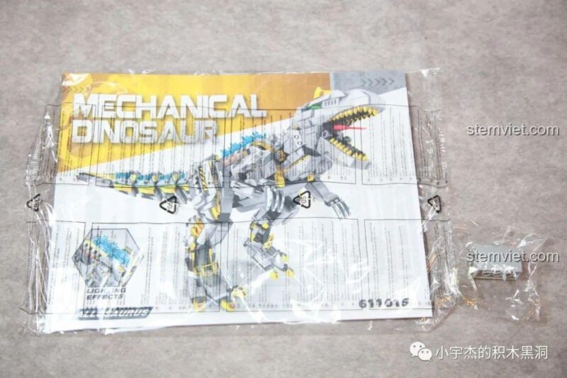 Bên trong hộp bộ lắp ráp Robot Khủng Long Allosaurus với các túi chi tiết được sắp xếp gọn gàng.
