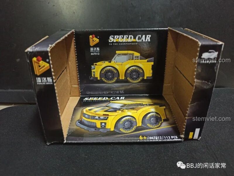 Mặt sau hộp bộ đồ chơi Panlos Brick 667012 Xe Chevrolet Camaro Q-version, hiển thị các góc nhìn khác của mô hình và tính năng kéo lùi, thu hút bé trai yêu thích xe đua.