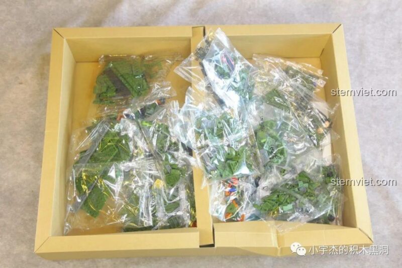 Bên trong hộp sản phẩm Panlos Brick 688007, các túi chi tiết được sắp xếp gọn gàng.