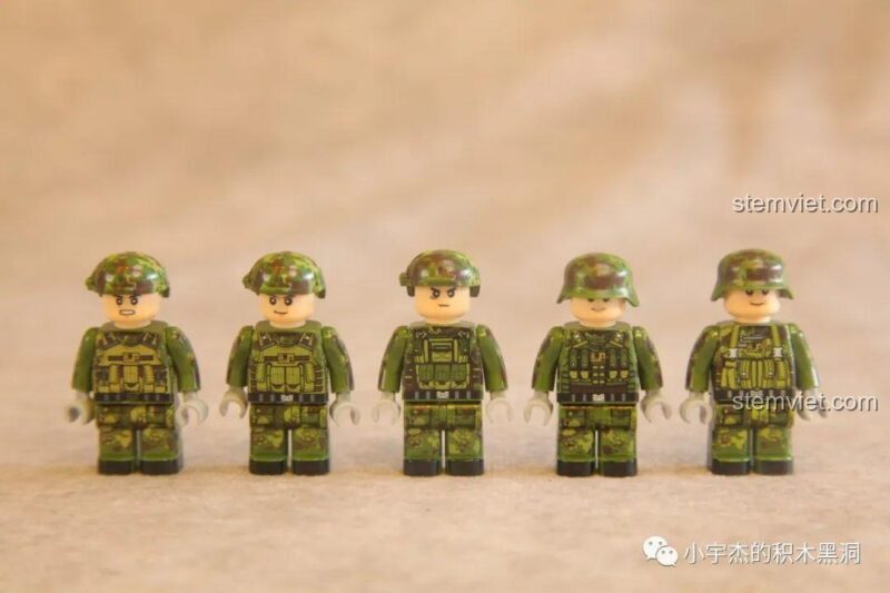 Năm minifigure binh sĩ đi kèm trong bộ đồ chơi mô hình Panlos Brick 688007, với trang phục và mũ rằn ri chi tiết.