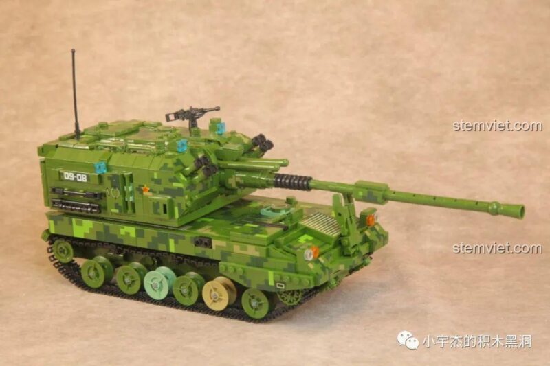 Góc nhìn từ phía sau của đồ chơi quân sự Pháo Tự Hành 155mm, khoe trọn vẹn lớp ngụy trang kỹ thuật số.