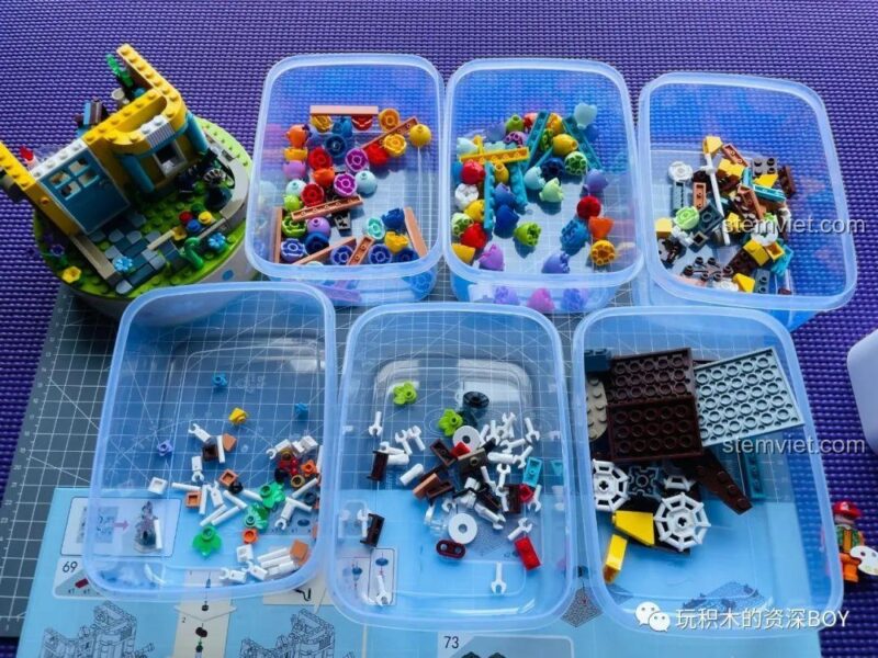 Các mảnh ghép in họa tiết độc đáo của đồ chơi lắp ráp PanlosBrick 656014 Ngôi nhà khinh khí cầu, bao gồm bảng vẽ và bản đồ, tăng tính chân thực cho mô hình