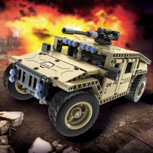 Mô hình đồ chơi lắp ráp Xe Humvee quân sự Qihui 8014 sau khi hoàn thiện, nổi bật trên nền cháy nổ, phù hợp cho bé trai 8 tuổi.