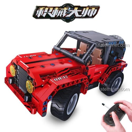 Mô hình Xe Jeep RC 8017 của QIHUI sau khi lắp ráp hoàn chỉnh, đi kèm bộ điều khiển từ xa.
