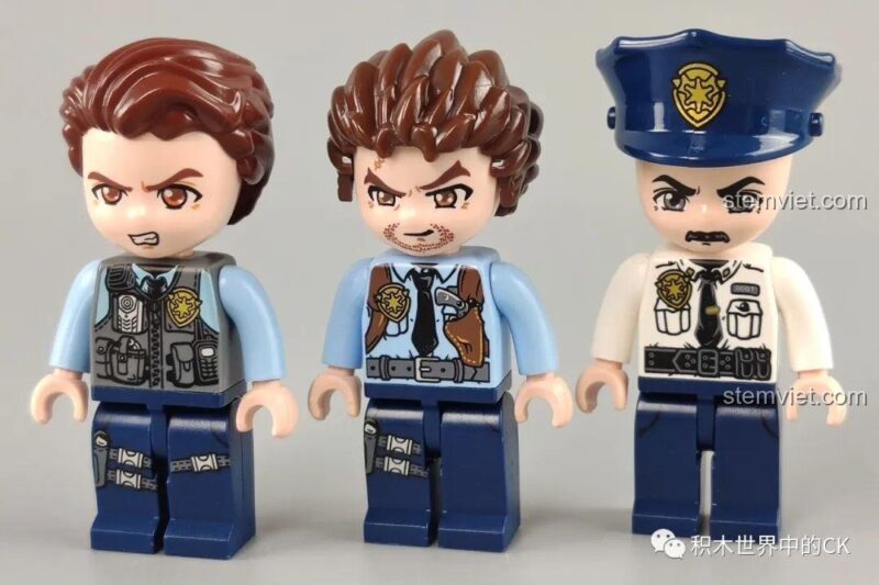 Các minifigure cảnh sát với đồng phục và trang bị, sẵn sàng thực thi nhiệm vụ trong bộ đồ chơi xếp hình Sở Cảnh Sát Trọng Án.