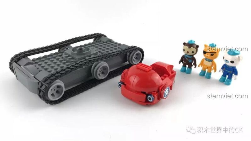 Các chi tiết gạch và khung gầm bánh xích của Tàu GUP-X trong quá trình lắp ráp.