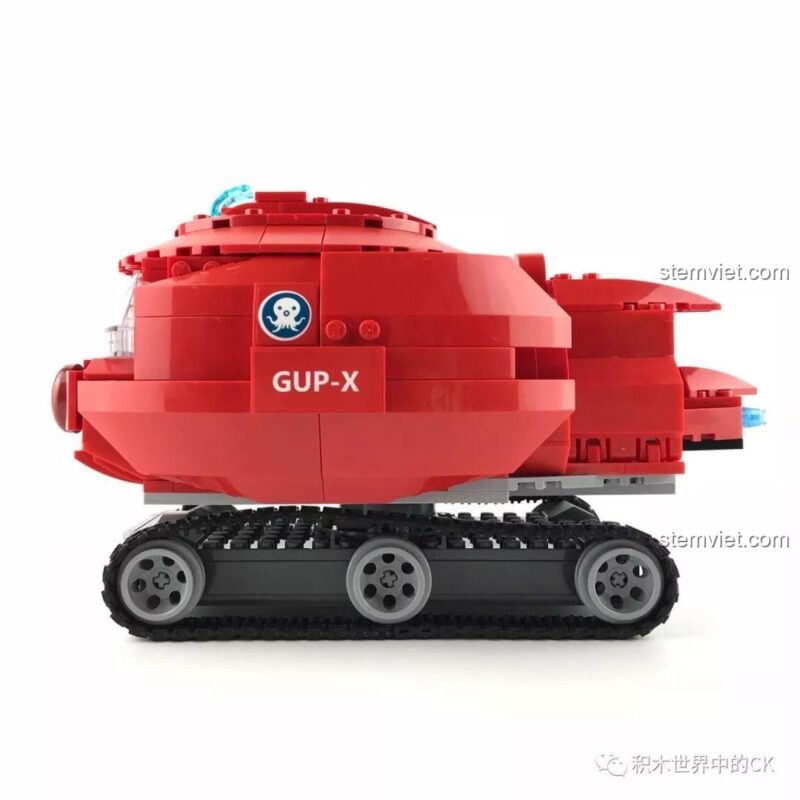 Mô hình Tàu GUP-X Qman 3707 nhìn từ phía trước, nổi bật với màu đỏ và thiết kế mạnh mẽ.
