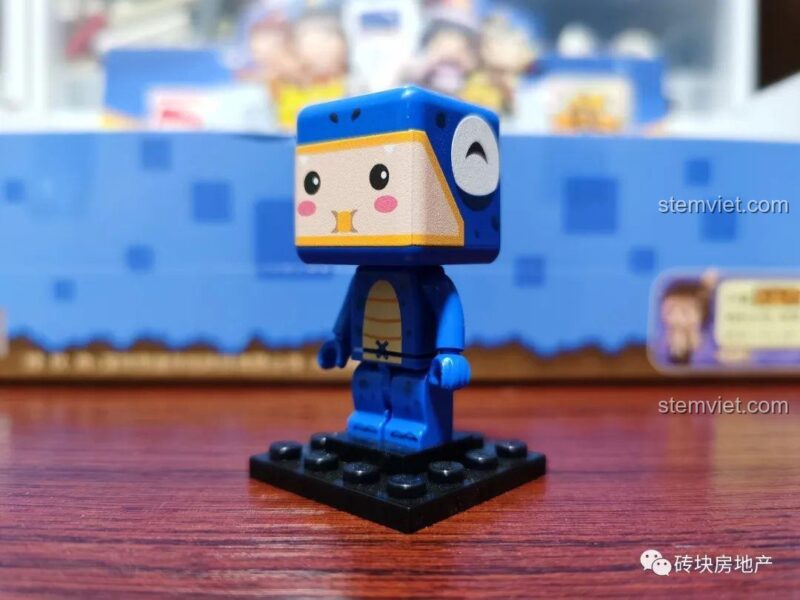 Các nhân vật Phi hành gia và Gà con đã lắp ráp từ bộ đồ chơi Mini World Qman 4904, thể hiện sự đa dạng của figure hộp mù.