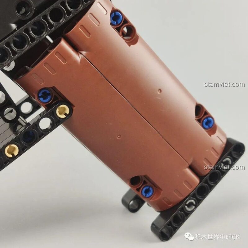 Ảnh chụp chi tiết mô hình Súng lục Desert Eagle Qman 6005, thể hiện sự tinh xảo của các mảnh ghép.