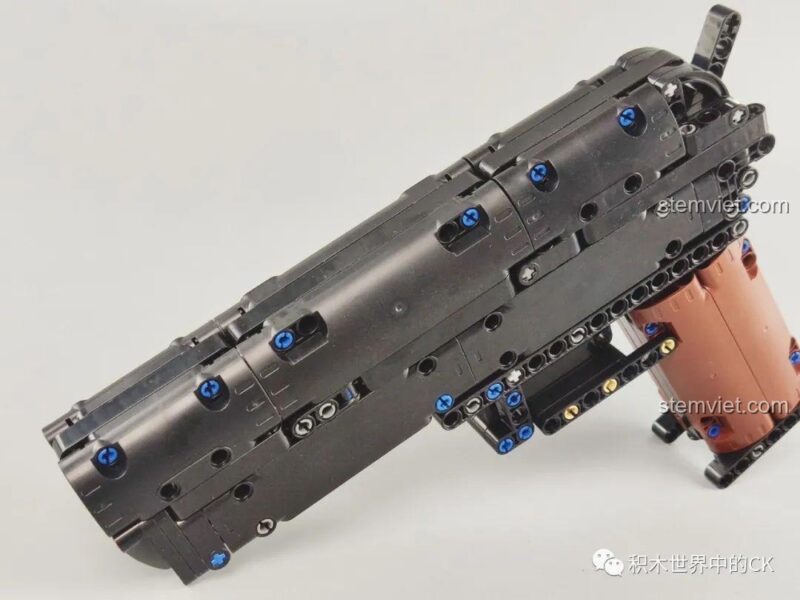 Góc nhìn từ dưới lên của bộ xếp hình Súng Desert Eagle 6005, tập trung vào phần tay cầm và cò súng.