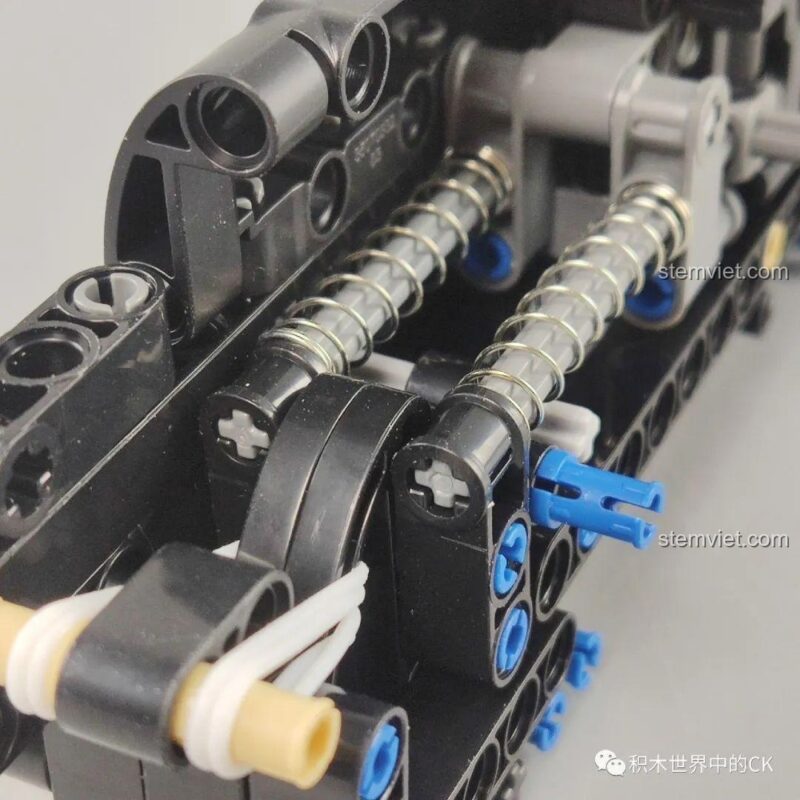 Ảnh review quá trình lắp ráp bộ đồ chơi Qman 6005, cho thấy bộ khung và cơ chế bên trong của súng.