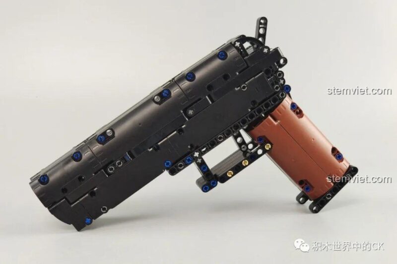 Cận cảnh cơ chế lò xo phức tạp của Mô hình súng Desert Eagle 6005, một thử thách lắp ráp thú vị.