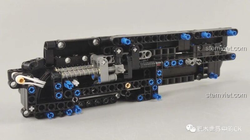 Các túi chi tiết và đạn xốp bên trong hộp đồ chơi mô hình Qman 6005, sẵn sàng cho bé trai lắp ráp.