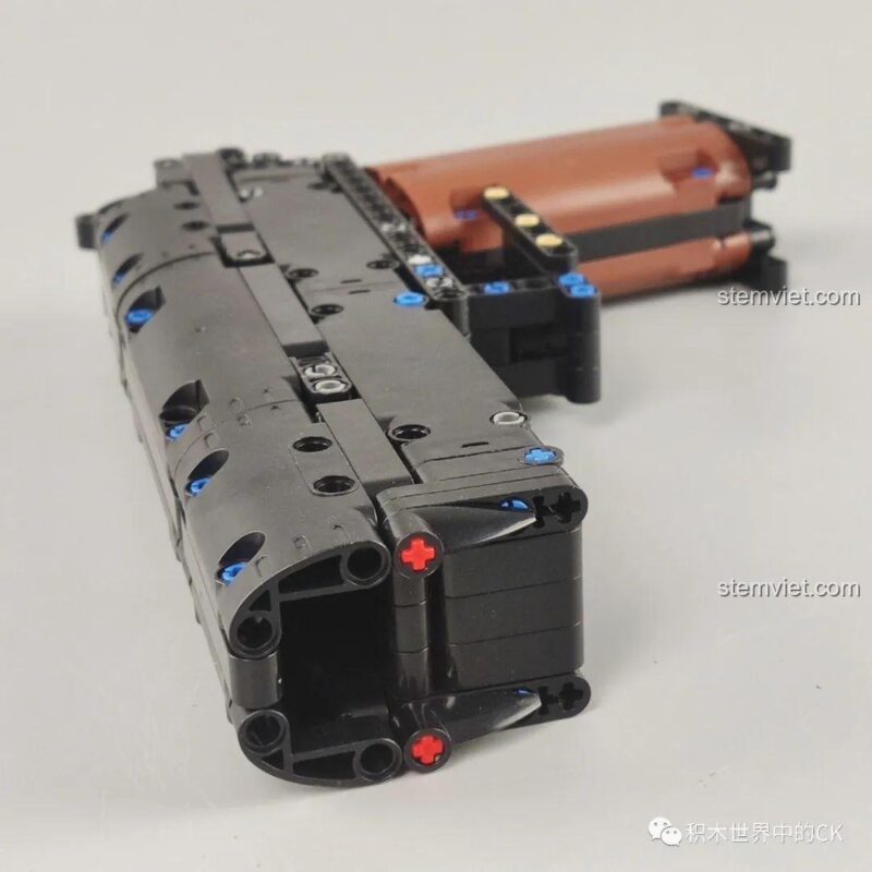 Mô hình Súng Desert Eagle Qman 6005 đã hoàn thiện, nhìn từ bên cạnh, khoe thiết kế hầm hố.