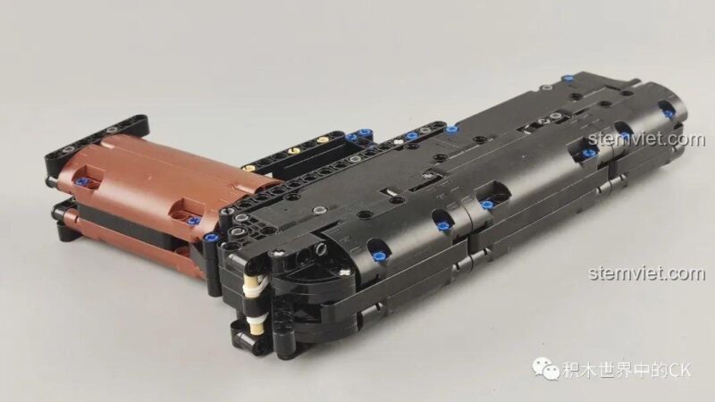 Ảnh review đồ chơi lắp ráp Súng Desert Eagle Qman 6005 từ góc nhìn phía trước, cho thấy nòng súng.