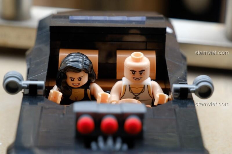 Bộ lắp ghép 100143, cận cảnh 2 minifigures bên trong xe, phù hợp bé trai 6 tuổi, đồ chơi lắp ráp.