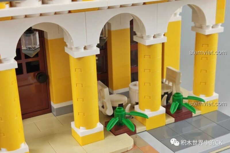 Các cột trụ và cây xanh trang trí mặt tiền bộ lắp ráp Quán Cà Phê Havana.