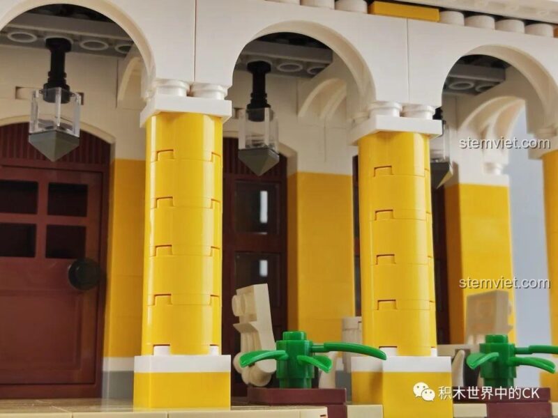 Cận cảnh đèn treo và các cột trụ của bộ đồ chơi mô hình RAEL 10002.
