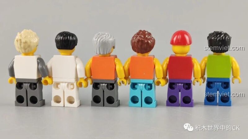 Mặt sau của 6 minifigures trong bộ lắp ráp Quán Cà Phê Havana.