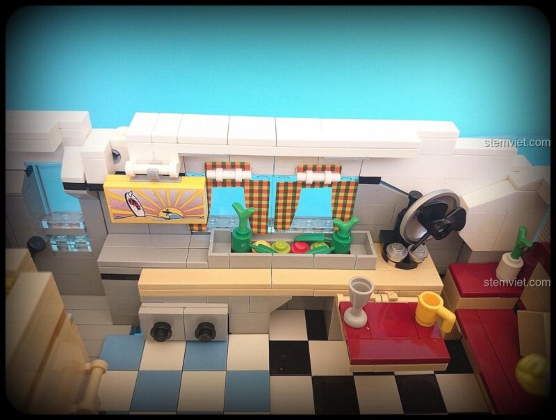 Toàn cảnh không gian nội thất đầy đủ tiện nghi của xe moóc cắm trại Rebrickable, một phần của bộ đôi xe dã ngoại MOC-22102.