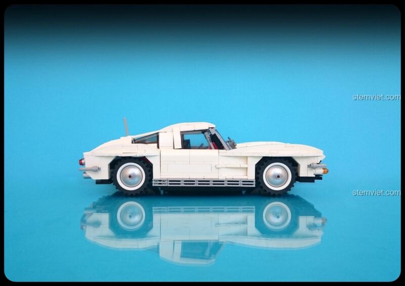 Góc nhìn từ bên hông của chiếc Corvette C2 Sting Ray MOC-22102, thể hiện đường nét thiết kế cổ điển và mạnh mẽ.