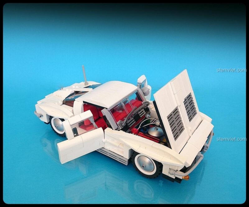 Mô hình Corvette Stingray với cửa và capo mở, để lộ động cơ và nội thất chi tiết bên trong. Sản phẩm tuyệt vời cho người đam mê xe.