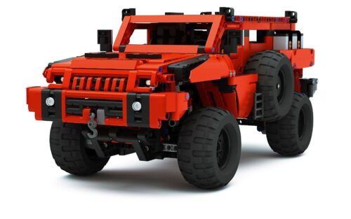 Mô hình bộ lắp ráp Xe bọc thép Marauder MOC-4731 của Rebrickable, góc nhìn chéo phía trước, thể hiện sự hầm hố. Đồ chơi cho con trai 16 tuổi.