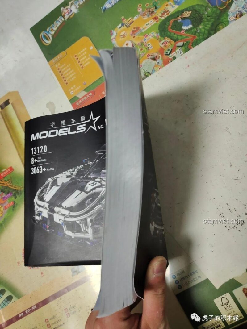 Mô hình động cơ V8 và hệ thống treo sau của siêu xe Mould King 13120S.