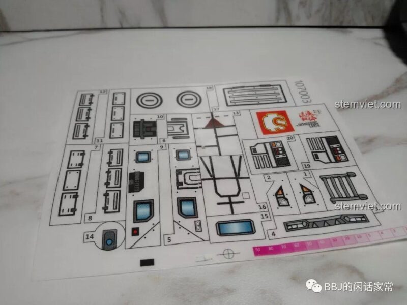 Tấm decal của bộ lắp ráp SEMBO 107003 Xe Vận Chuyển Quân Sự CN171, giúp tăng tính thẩm mỹ cho mô hình.