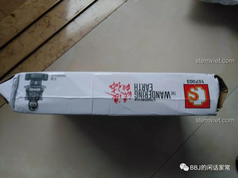 Cạnh hộp bộ xếp hình SEMBO 107003 Xe Vận Chuyển Quân Sự CN171, có tem chính hãng, phù hợp bé trai 6 tuổi.
