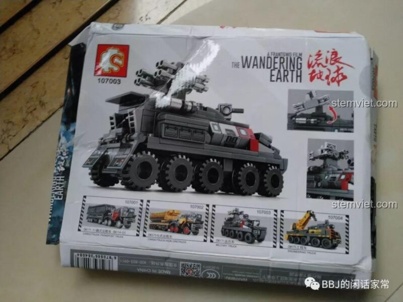 Mặt sau hộp bộ đồ chơi mô hình SEMBO 107003 Xe Vận Chuyển Quân Sự CN171, thể hiện các tính năng xoay pháo, cửa mở.
