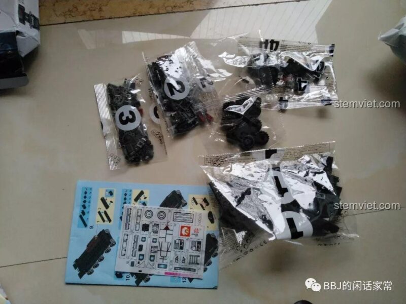 Các túi linh kiện và hướng dẫn lắp ráp bộ đồ chơi mô hình SEMBO 107003 Xe Vận Chuyển Quân Sự CN171.