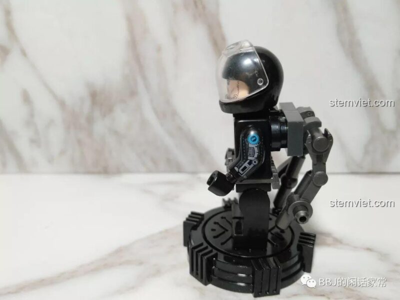 Minifigure Vương Lỗi từ bộ đồ chơi mô hình SEMBO 107003 Xe Vận Chuyển Quân Sự CN171 nhìn từ cạnh bên.