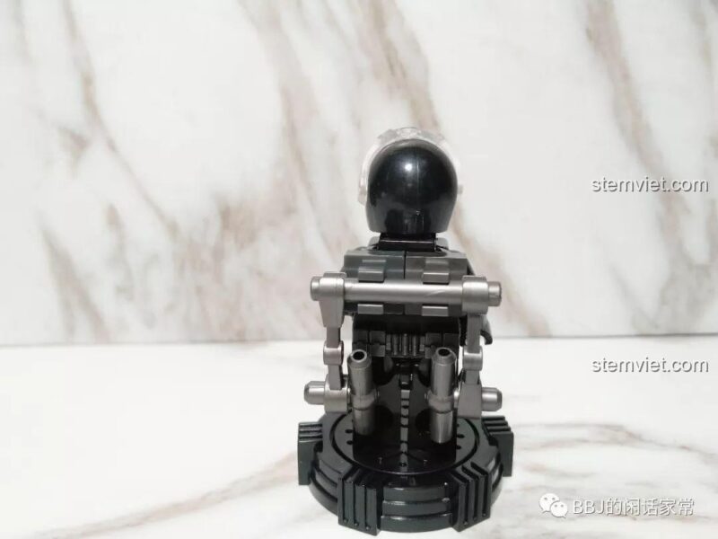 Minifigure Vương Lỗi từ bộ xếp hình SEMBO 107003 Xe Vận Chuyển Quân Sự CN171 nhìn từ phía sau.