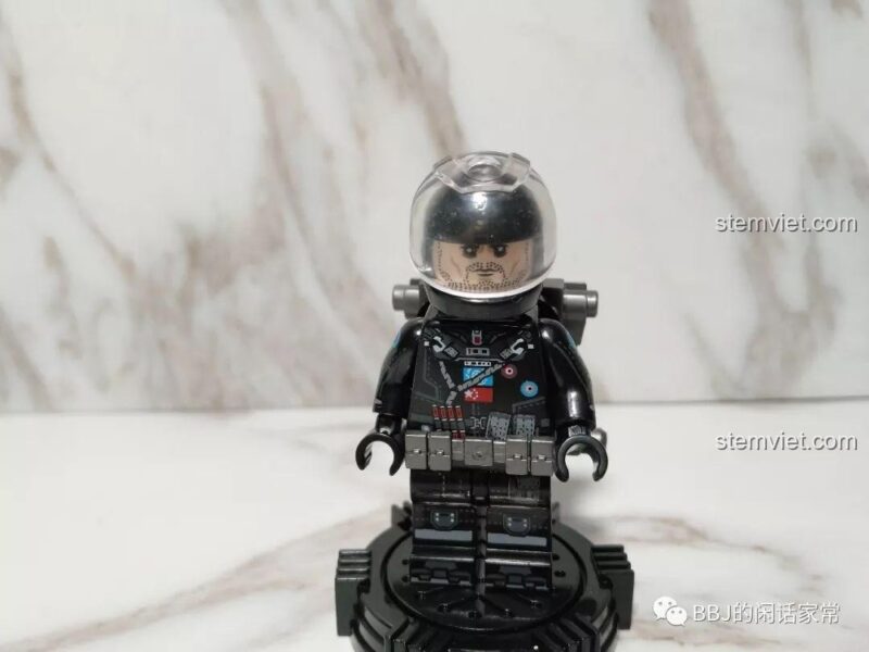 Minifigure Vương Lỗi từ bộ lắp ráp SEMBO 107003 Xe Vận Chuyển Quân Sự CN171, chi tiết sắc nét.