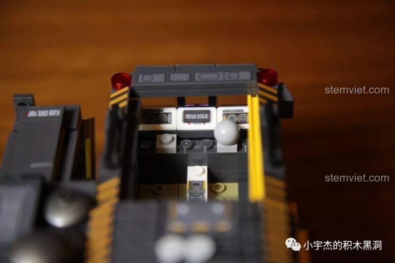 Phần nóc cabin có thể tháo rời của đồ chơi mô hình Sembo Block 107008 Xe tải chở quặng sắt, tiện lợi cho việc đặt minifigure vào.