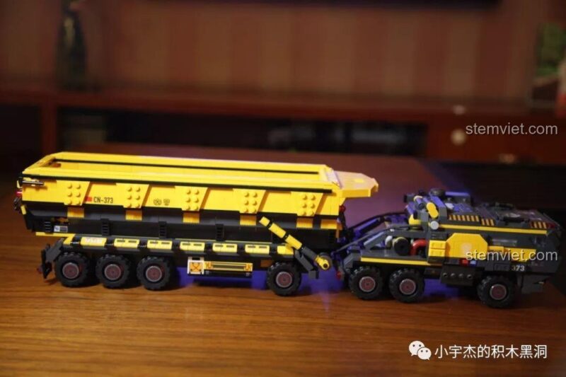 Góc nhìn khác của bộ lắp ghép Sembo Block 107008 Xe tải vận chuyển CN373 đã hoàn thiện, đồ chơi lắp ráp hoành tráng cho con trai 6 tuổi.