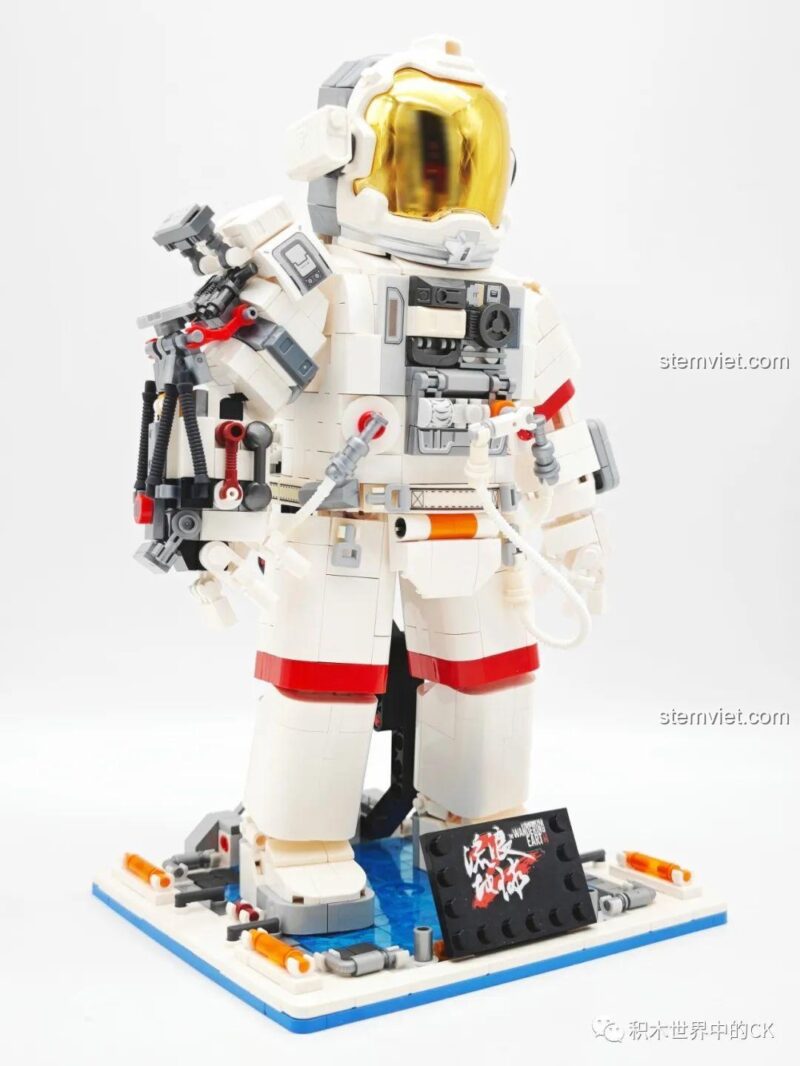 Mặt sau của Figure Phi hành gia SEMBO 107103 với các chi tiết động cơ đẩy.